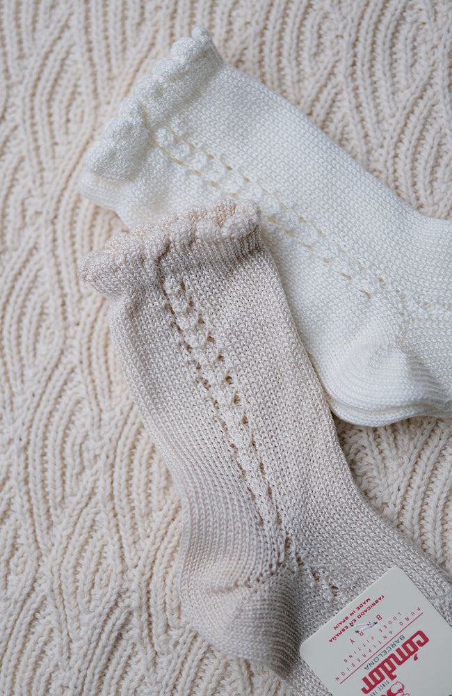 Perle Knee Socks w/ Side Openwork - Linen Condor Strumpor